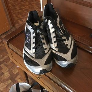 Men’s UA tennis shoes